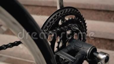 老自行车的旋转踏板、链条和车轮的慢速镜头特写